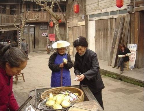 独木桥上扛木头什么意思